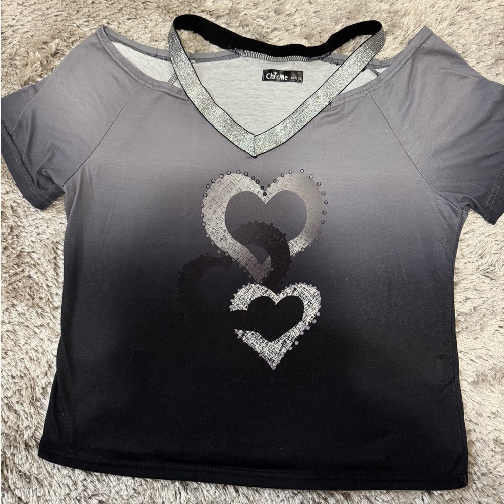 chic Black and Gray Heart Design Women's V-Neck Tee with bling neck NWOT.